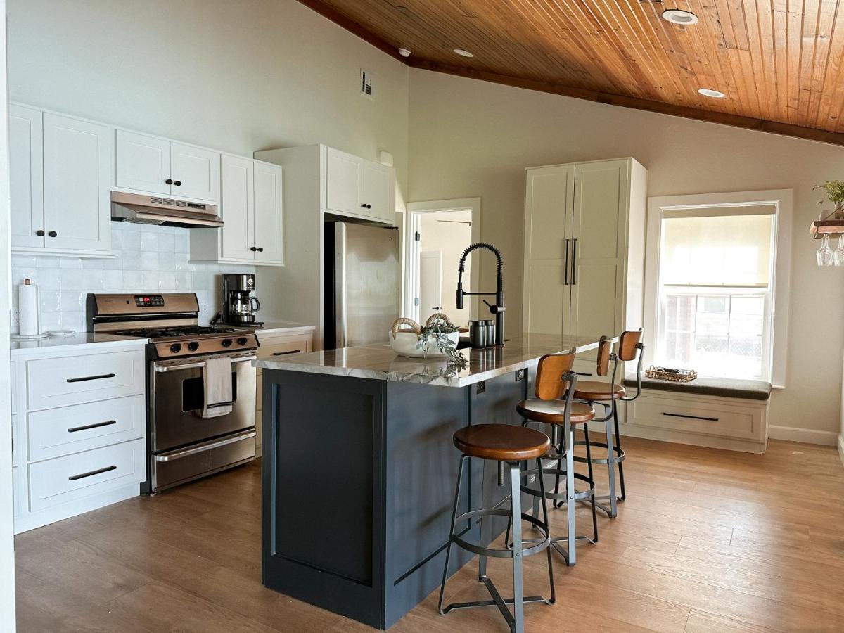 Vinita Newly Renovated 4B, 2.5 Bath Lakefront Home With South Grand Lake Views And Dock מראה חיצוני תמונה