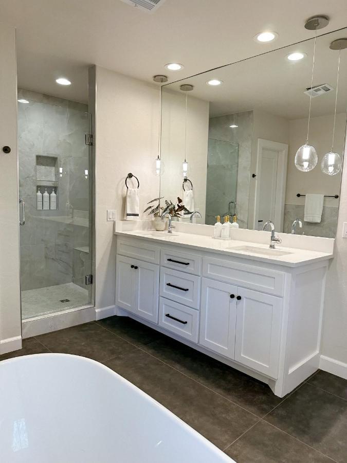 Vinita Newly Renovated 4B, 2.5 Bath Lakefront Home With South Grand Lake Views And Dock מראה חיצוני תמונה